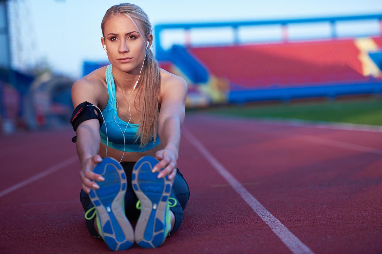 mujer deportiva en pista de carreras atléticas foto