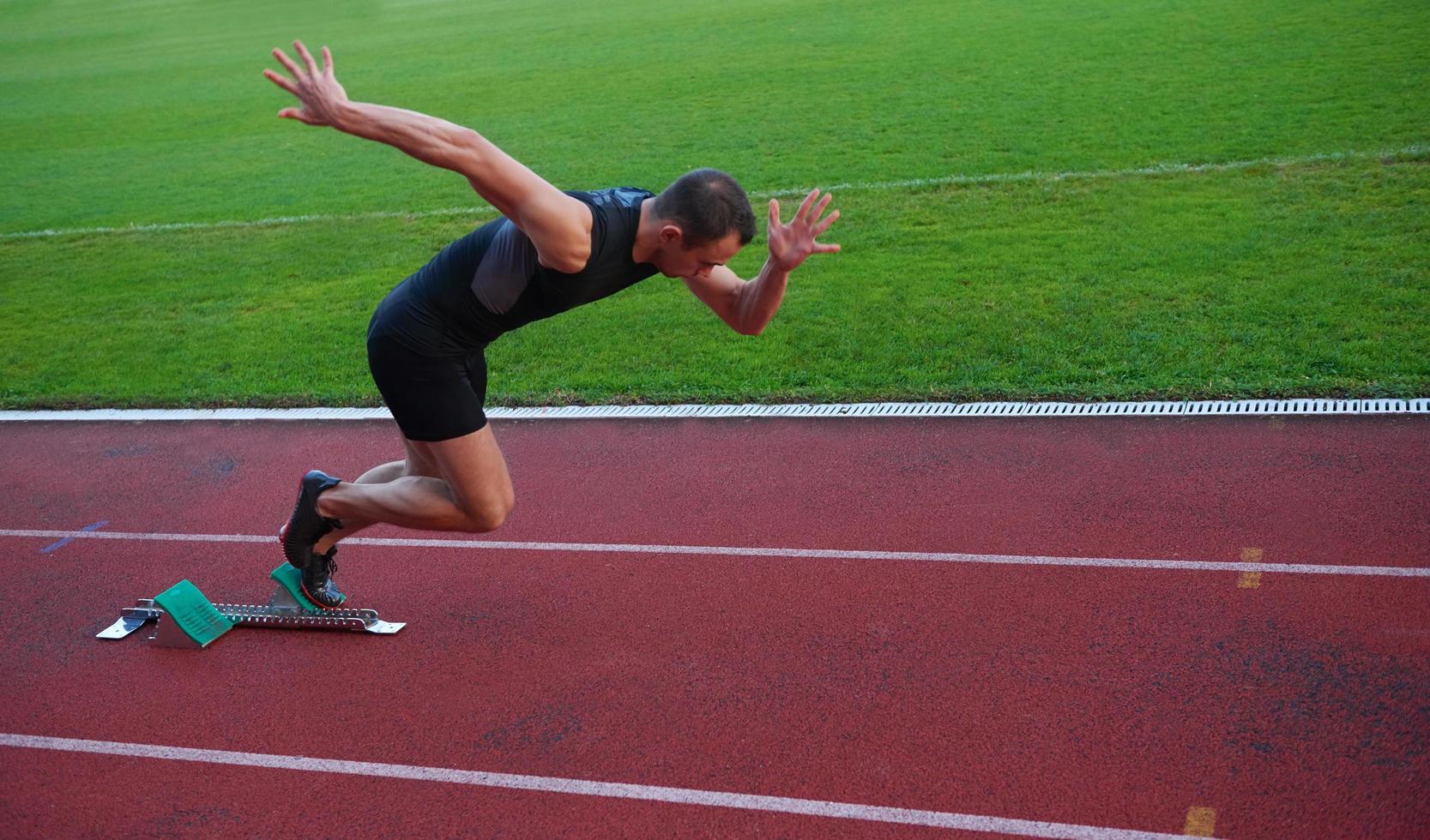 Athletic man start photo