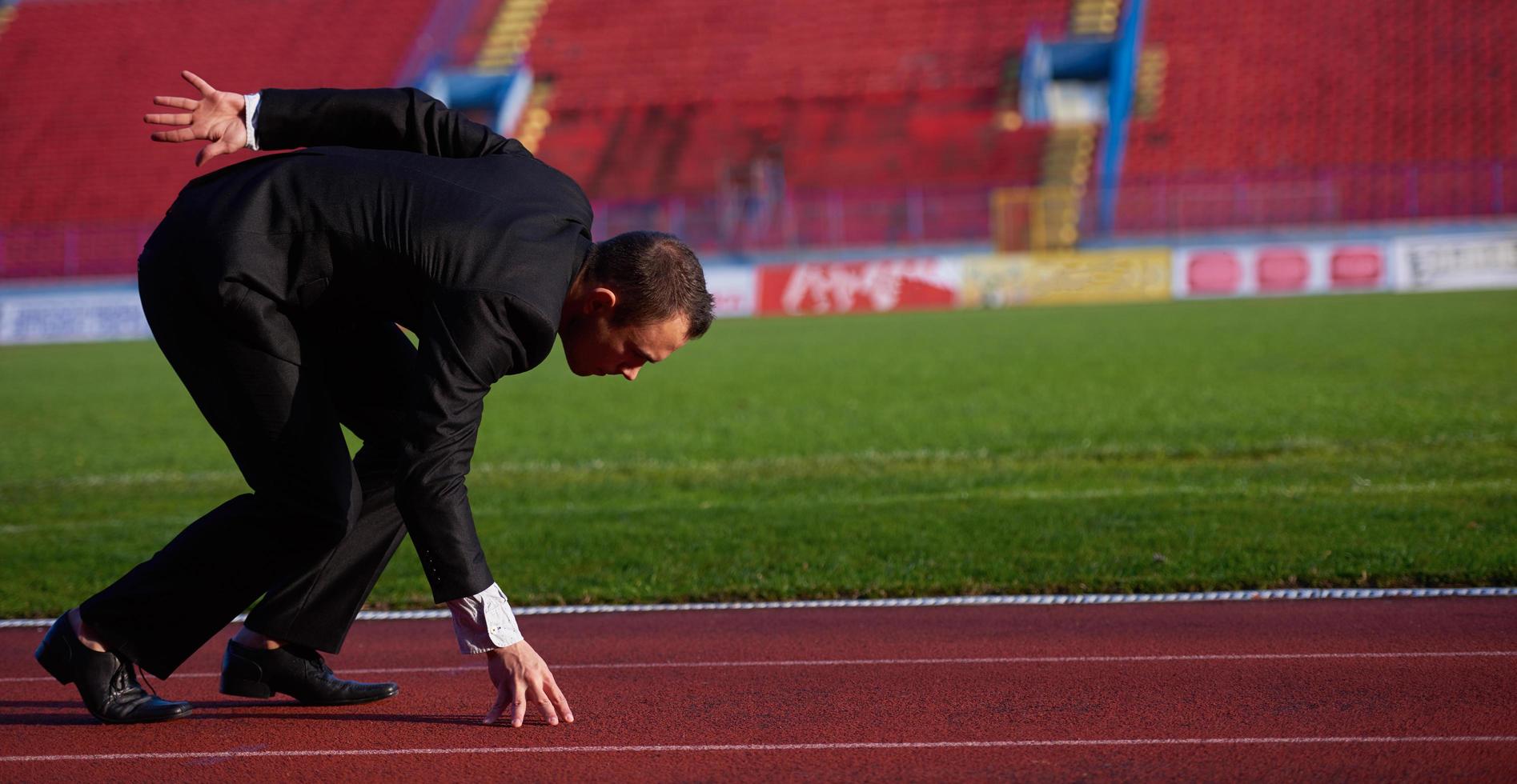 hombre de negocios listo para correr foto