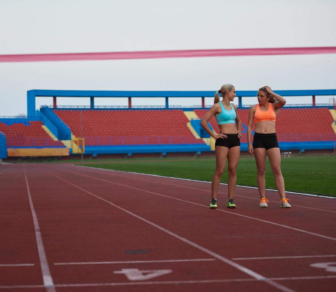 corredoras que terminan la carrera juntas foto