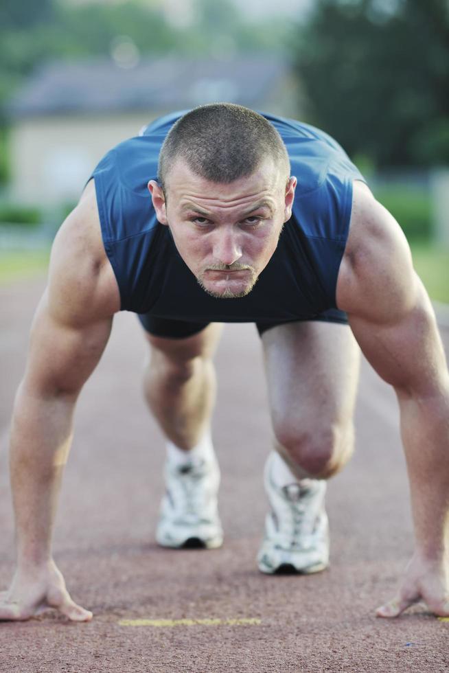 joven atleta en el inicio foto