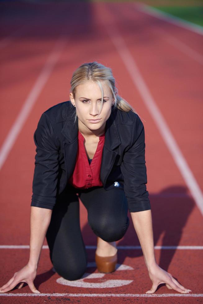 mujer de negocios lista para correr foto