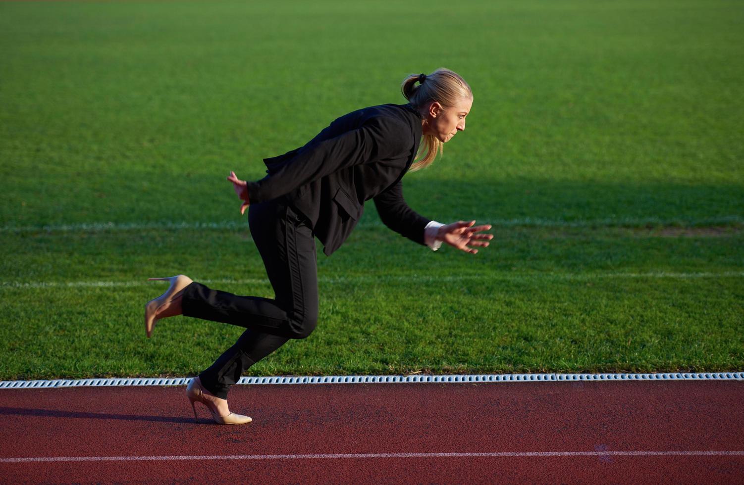 mujer de negocios lista para correr foto