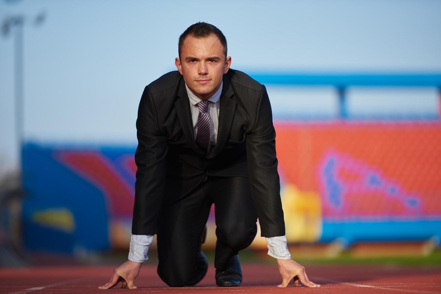 hombre de negocios listo para correr foto