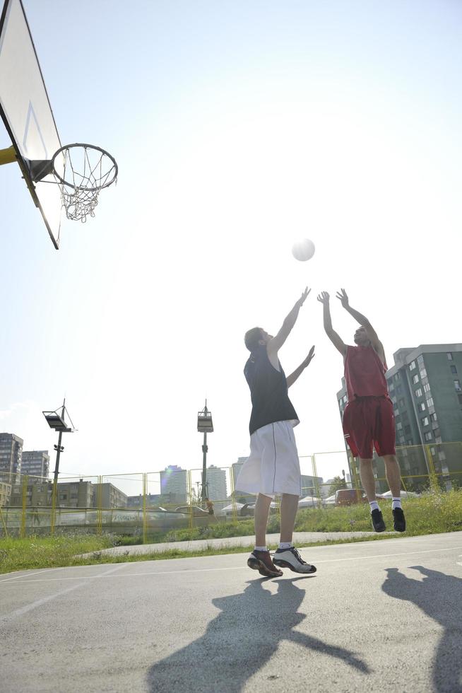 juego de streetball temprano en la mañana foto