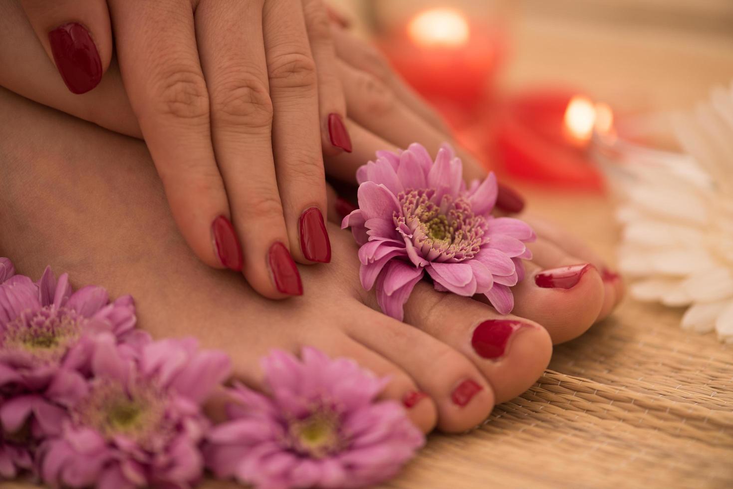 pies y manos femeninos en el salón de spa foto