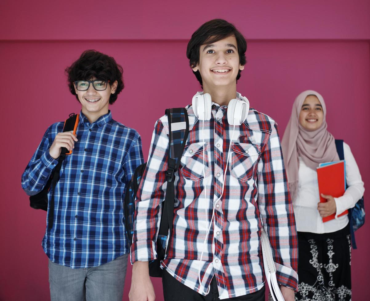 grupo de adolescentes árabes foto