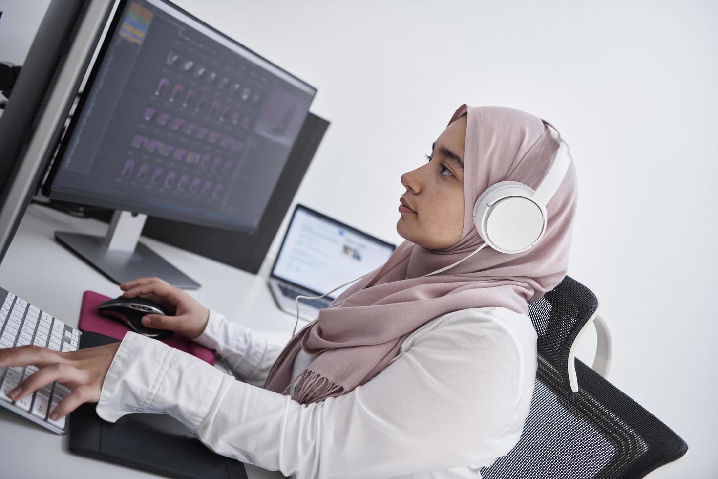 profesional creativo árabe que trabaja en la oficina en casa en una computadora de escritorio foto