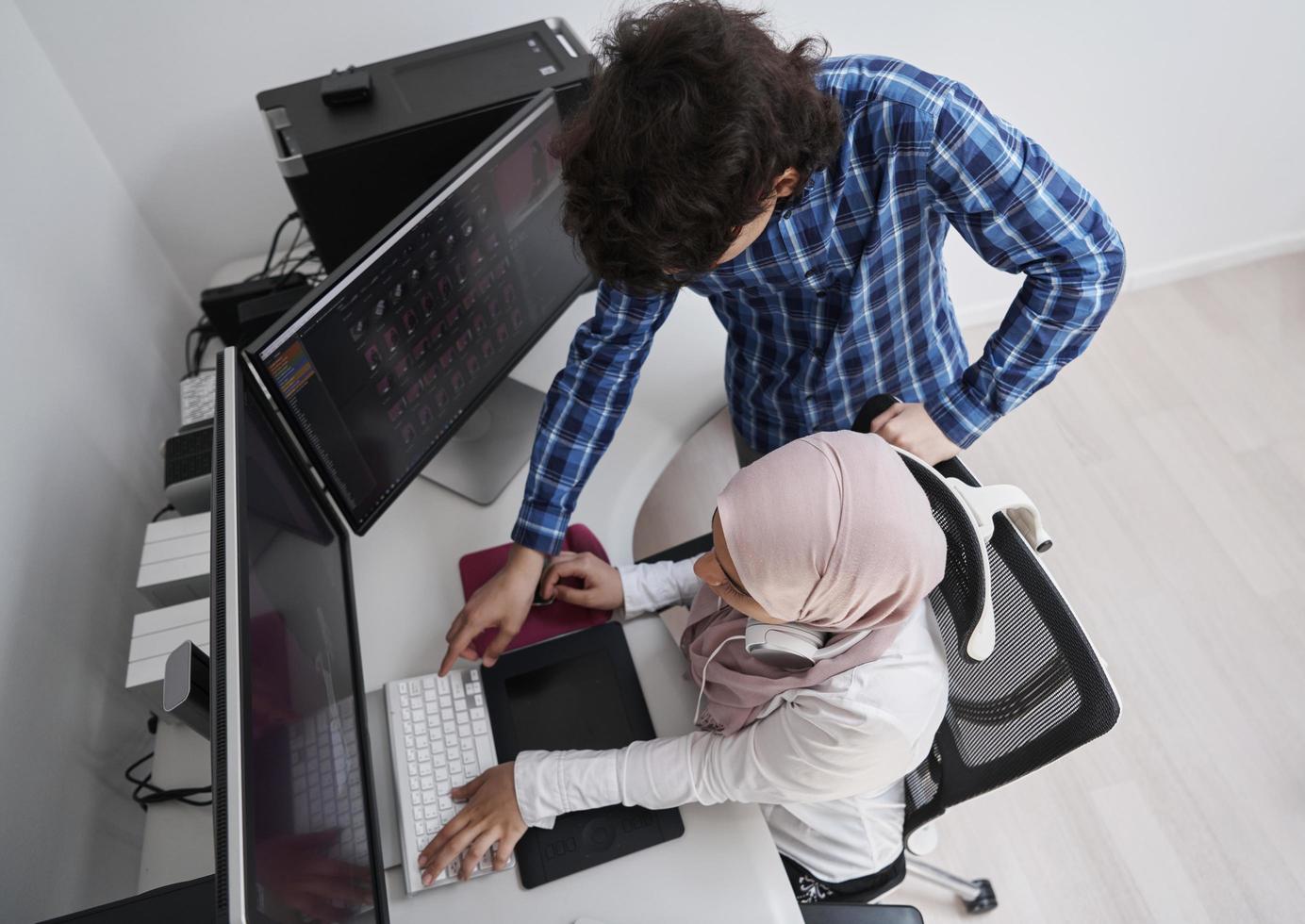 equipo de profesionales creativos en la oficina moderna foto