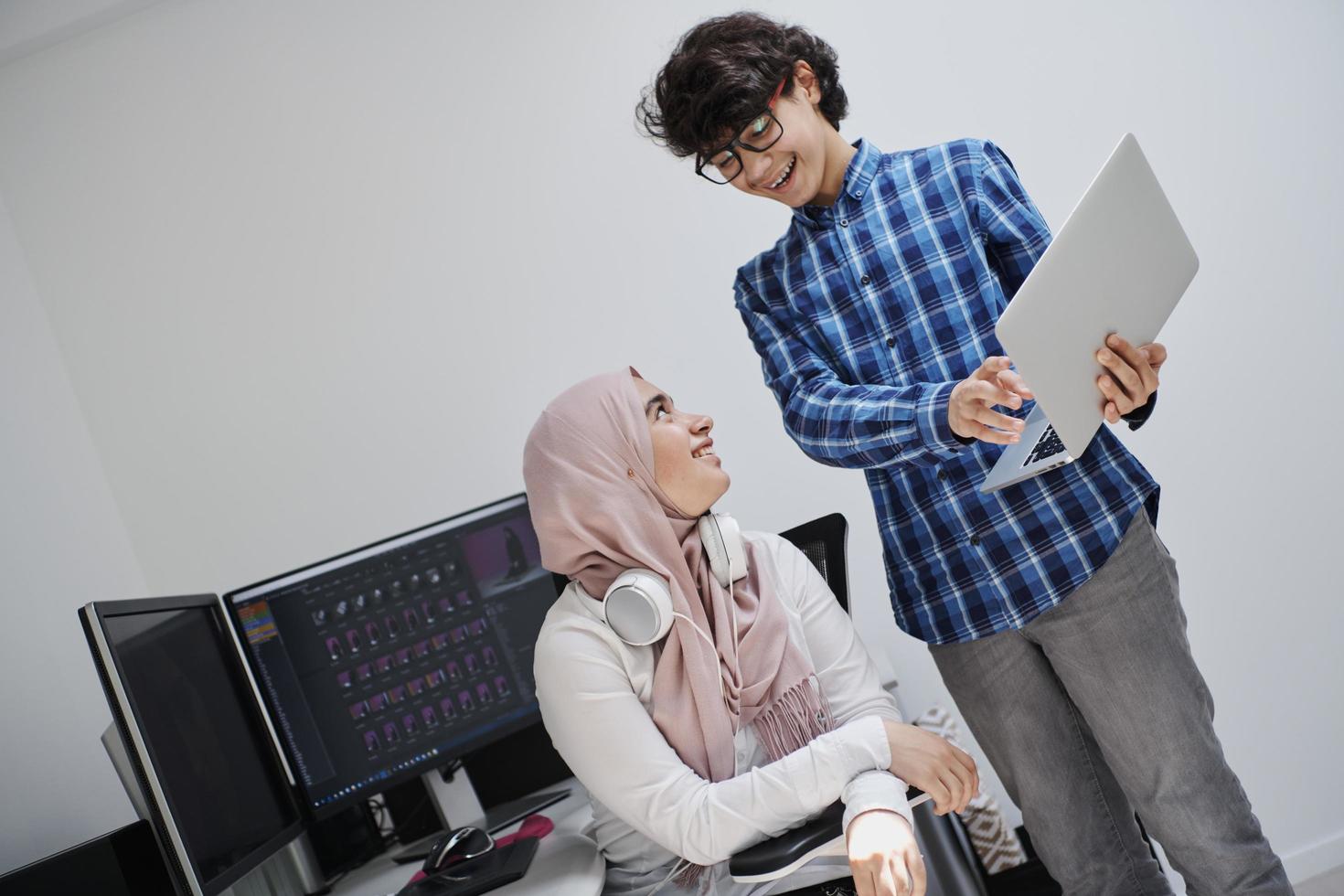 equipo de profesionales creativos en la oficina moderna foto