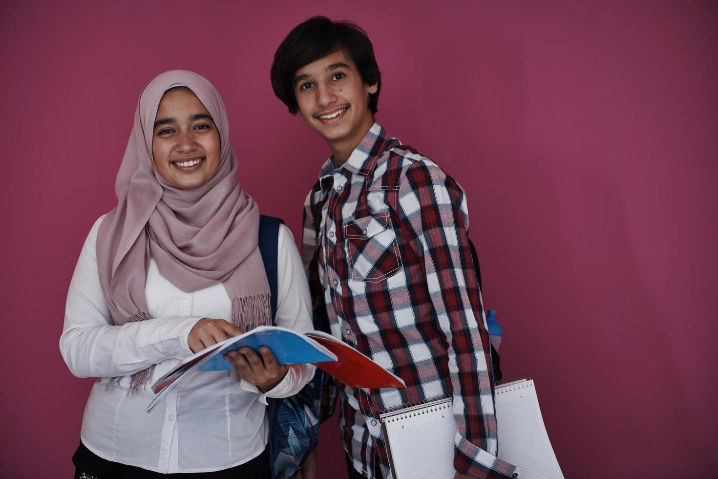 grupo de adolescentes árabes foto