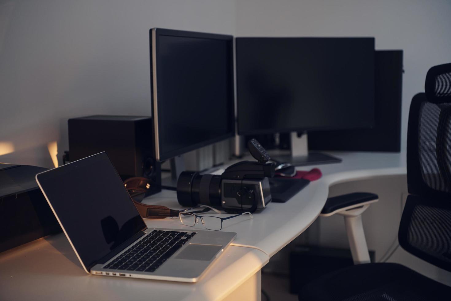 home office workplace dual screen photo