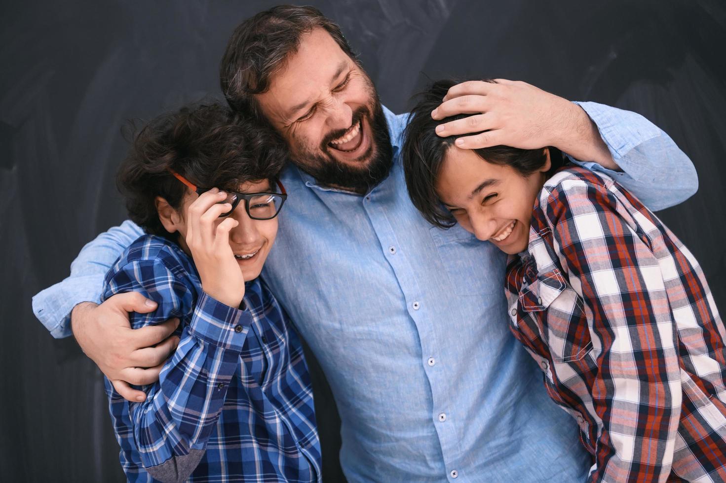 feliz padre abrazando a sus hijos momentos inolvidables de alegría familiar en una familia árabe de raza mixta del medio oriente foto