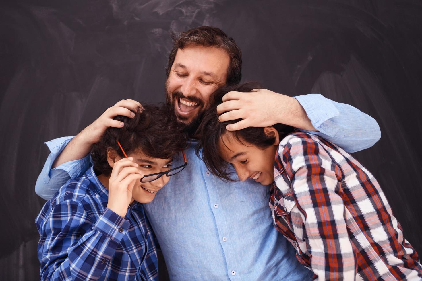 feliz padre abrazando a sus hijos momentos inolvidables de alegría familiar en una familia árabe de raza mixta del medio oriente foto