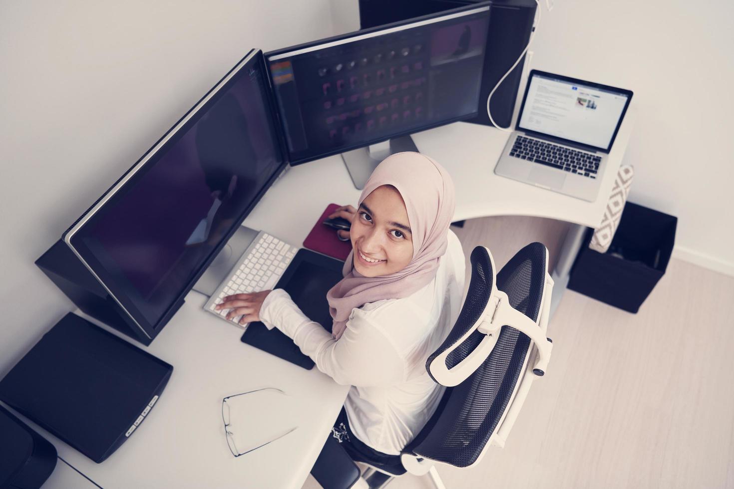 profesional creativo árabe que trabaja en la vista superior de la oficina en casa foto