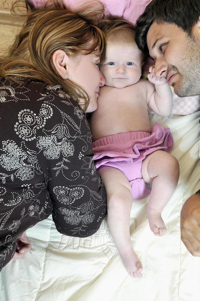 retrato de una familia joven con un lindo bebé foto