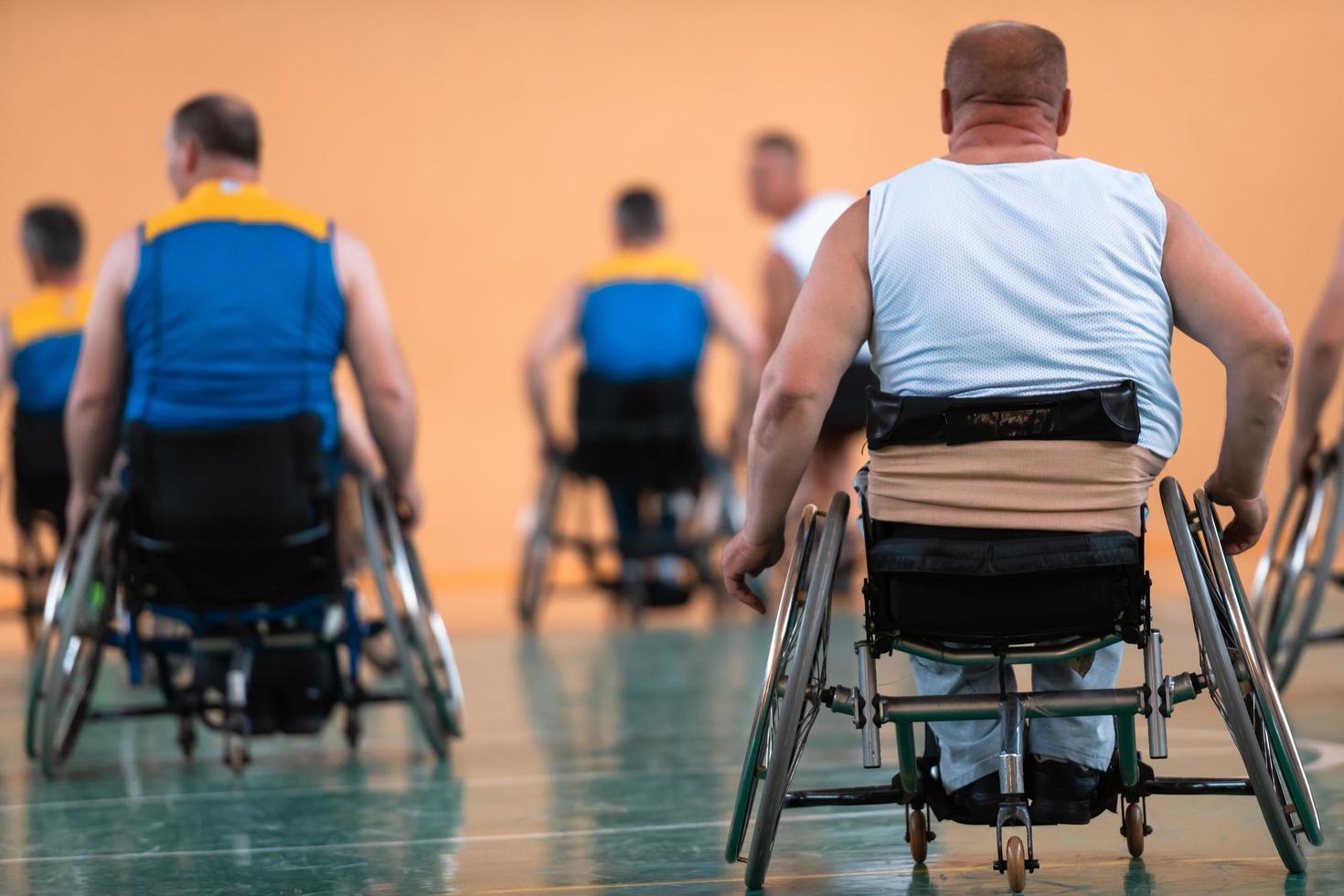 una foto de equipos de baloncesto con discapacidades con el selector en el gran salón antes del comienzo del partido de baloncesto