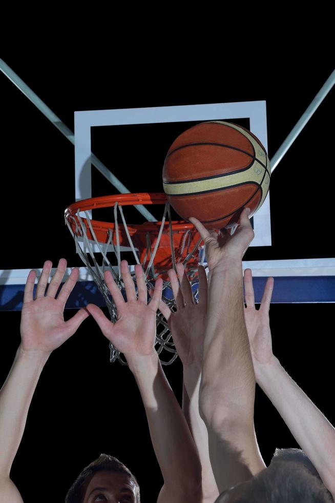 jugador de baloncesto en acción foto