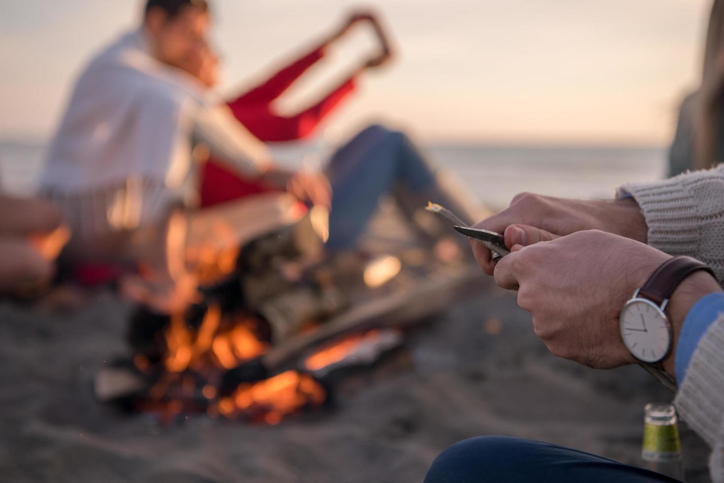 amigos divirtiéndose en la playa el día de otoño foto