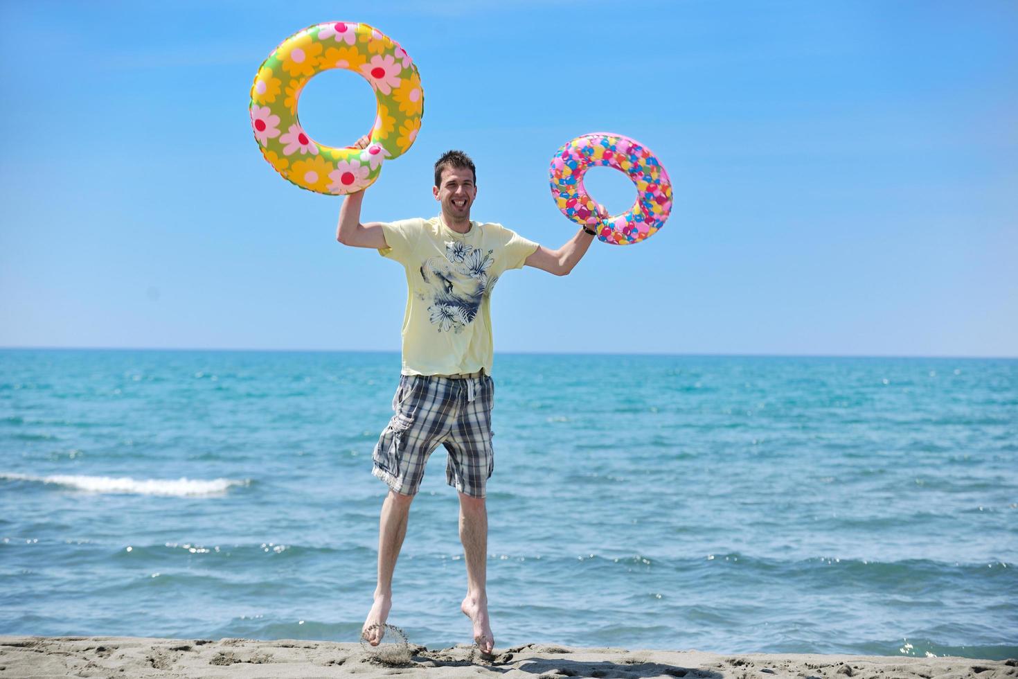 hombre relajarse en la playa foto