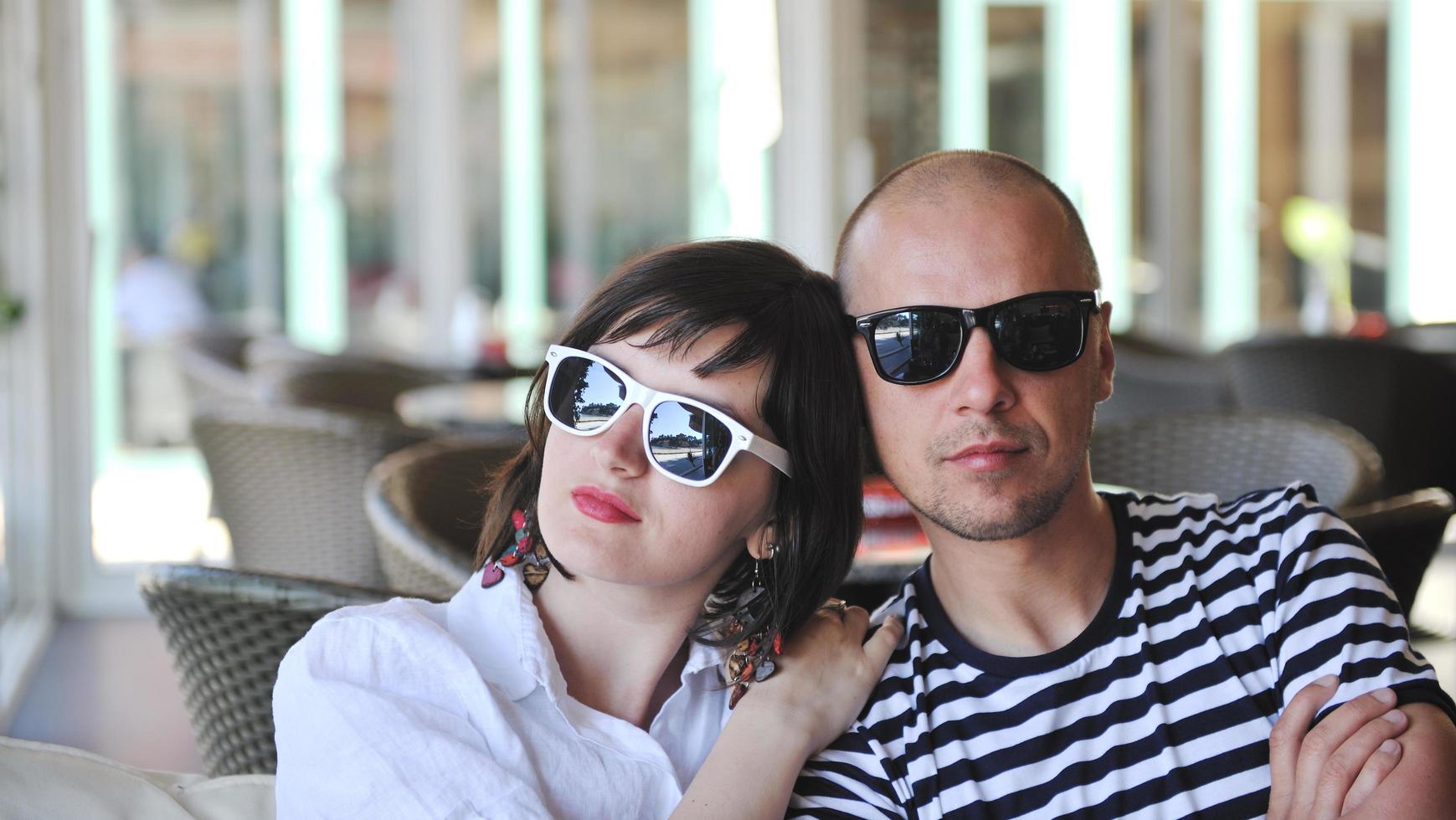 feliz pareja joven divertirse en la playa foto