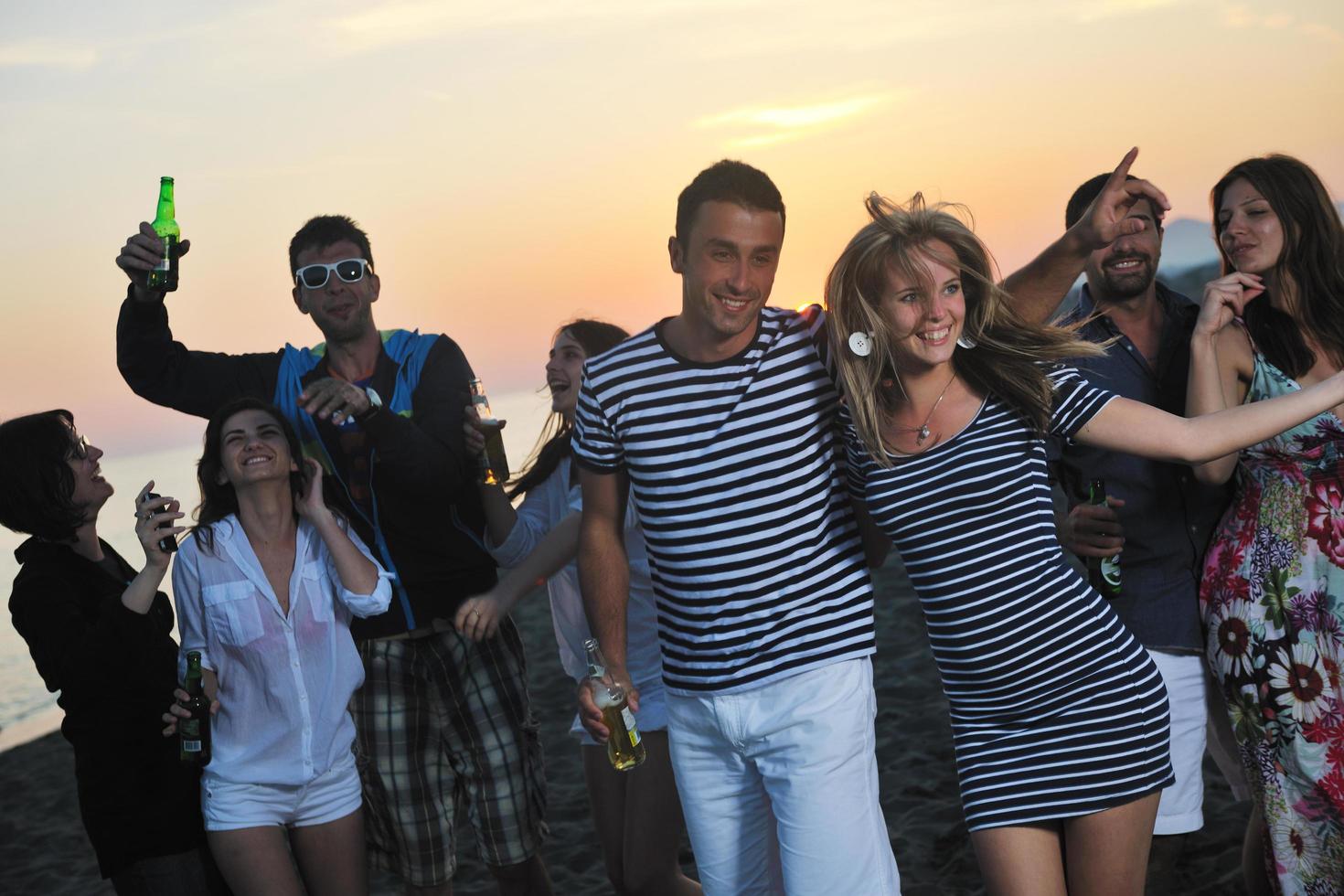 grupo de jóvenes disfrutan de la fiesta de verano en la playa foto