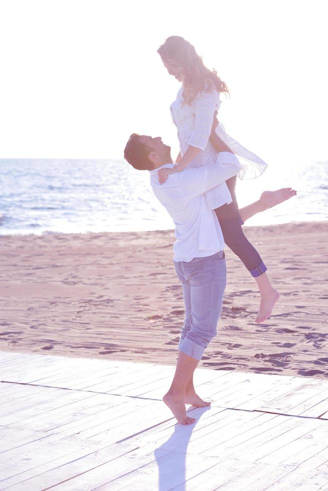 pareja joven en la playa divertirse foto