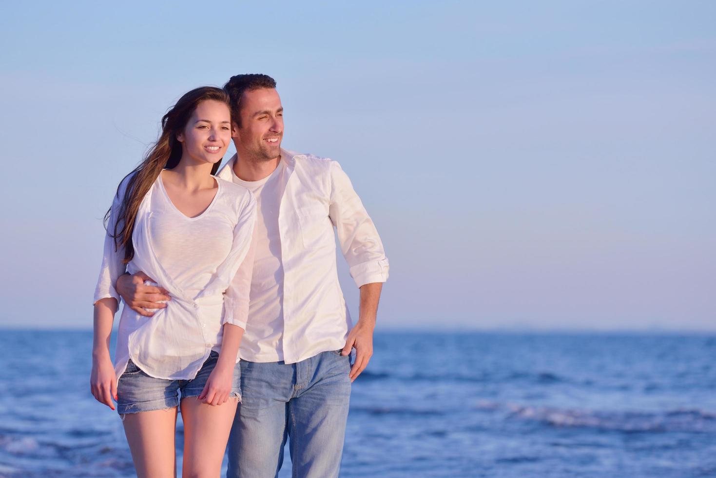 pareja joven en la playa divertirse foto