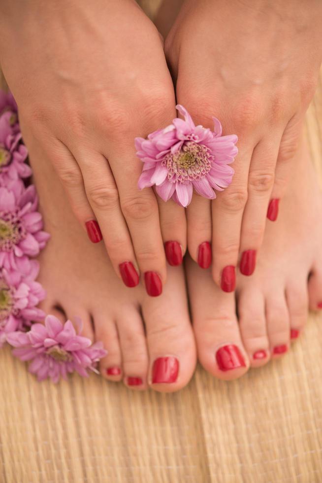 pies y manos femeninos en el salón de spa foto