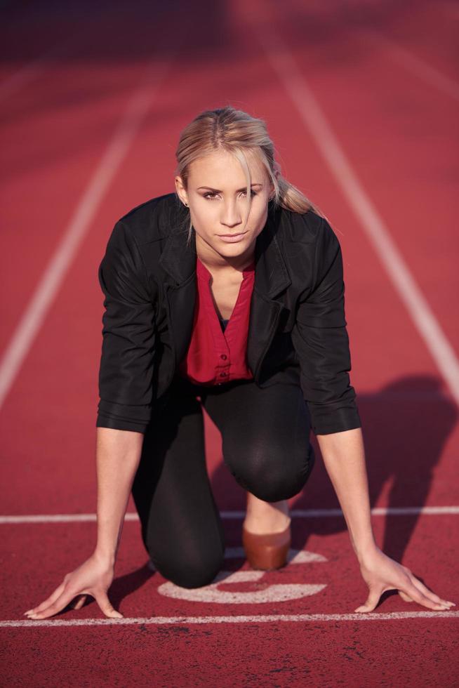 mujer de negocios lista para correr foto