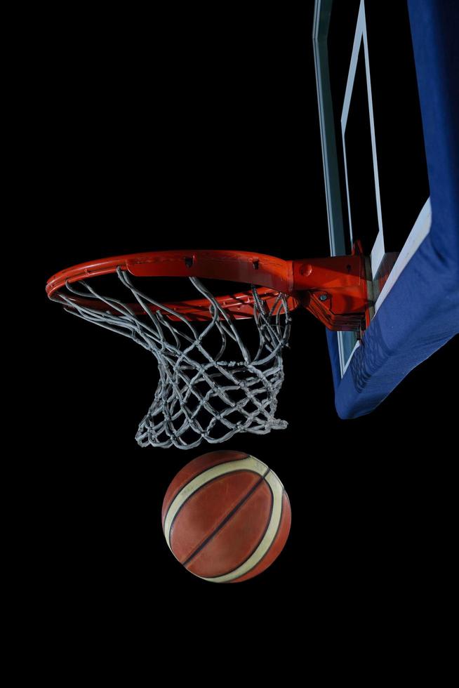 Pelota de baloncesto y red sobre fondo negro foto