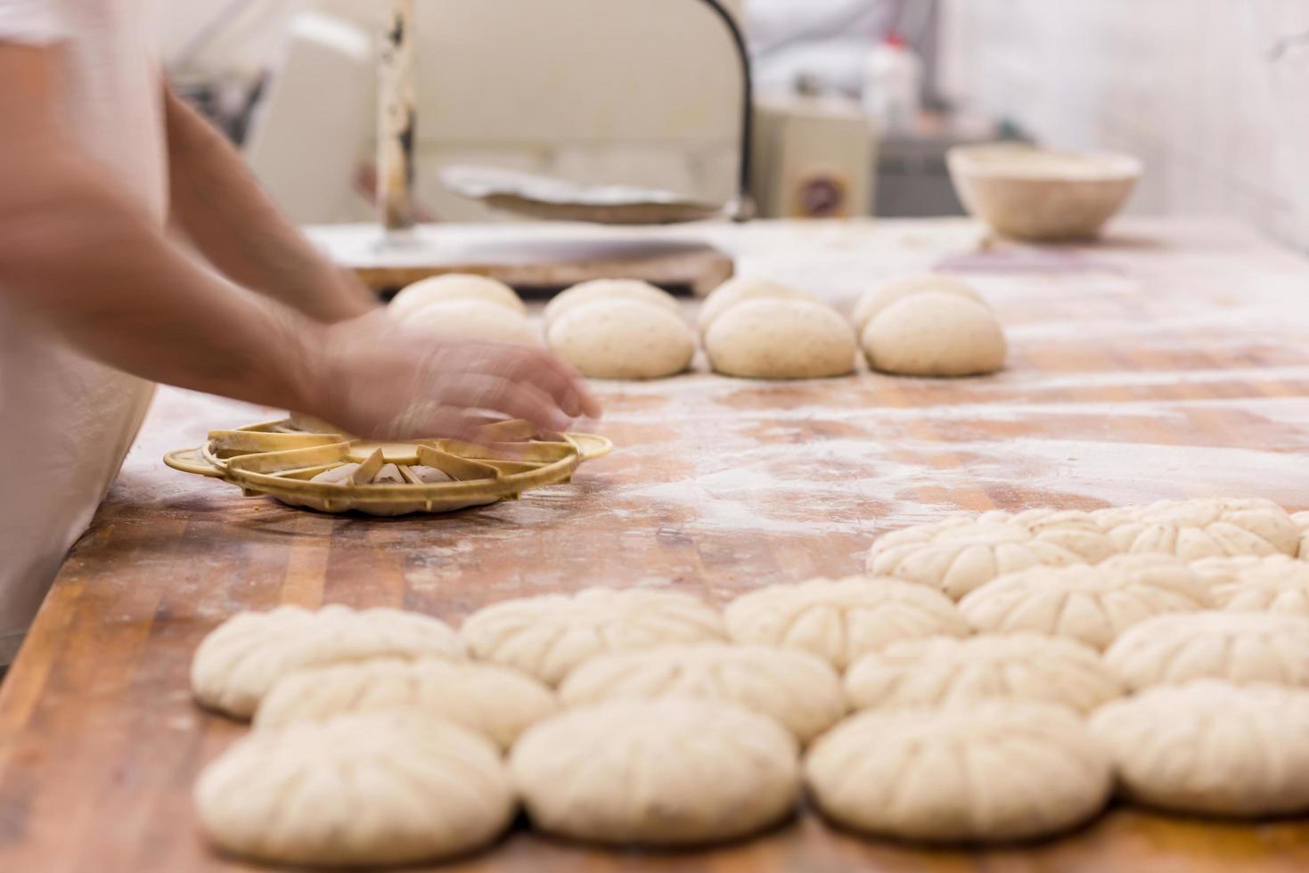 trabajador de panadería preparando la masa foto