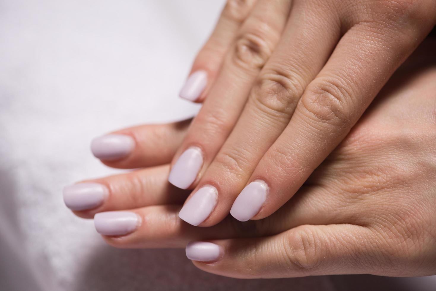 dedos de mujer con manicura francesa foto