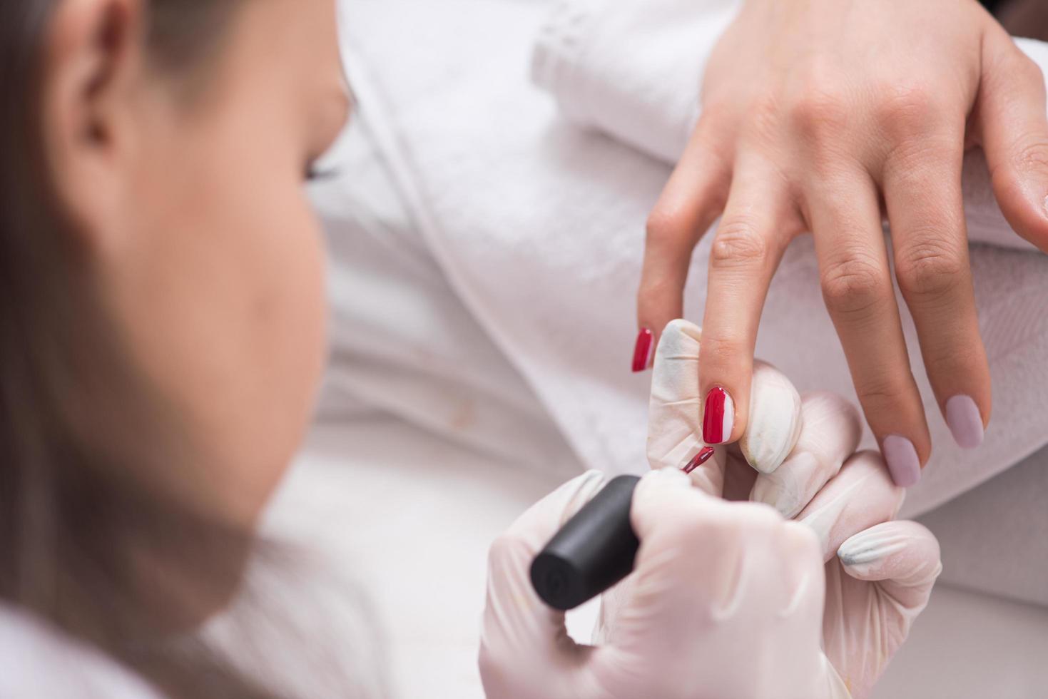 manos de mujer recibiendo una manicura foto