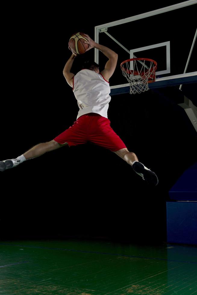 jugador de baloncesto en acción foto