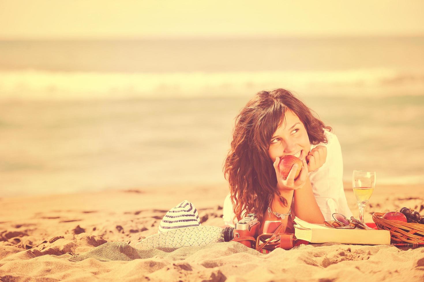 mujer joven feliz en la playa foto