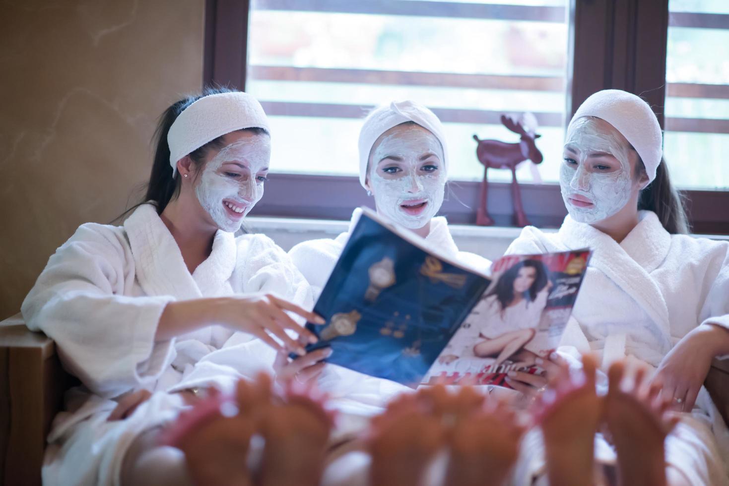 despedida de soltera en spa, chicas con mascarilla leyendo revista foto