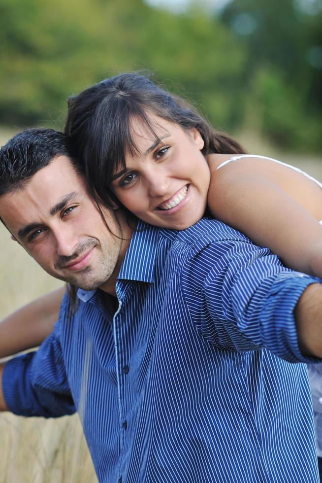 feliz pareja joven tiene tiempo romántico al aire libre foto