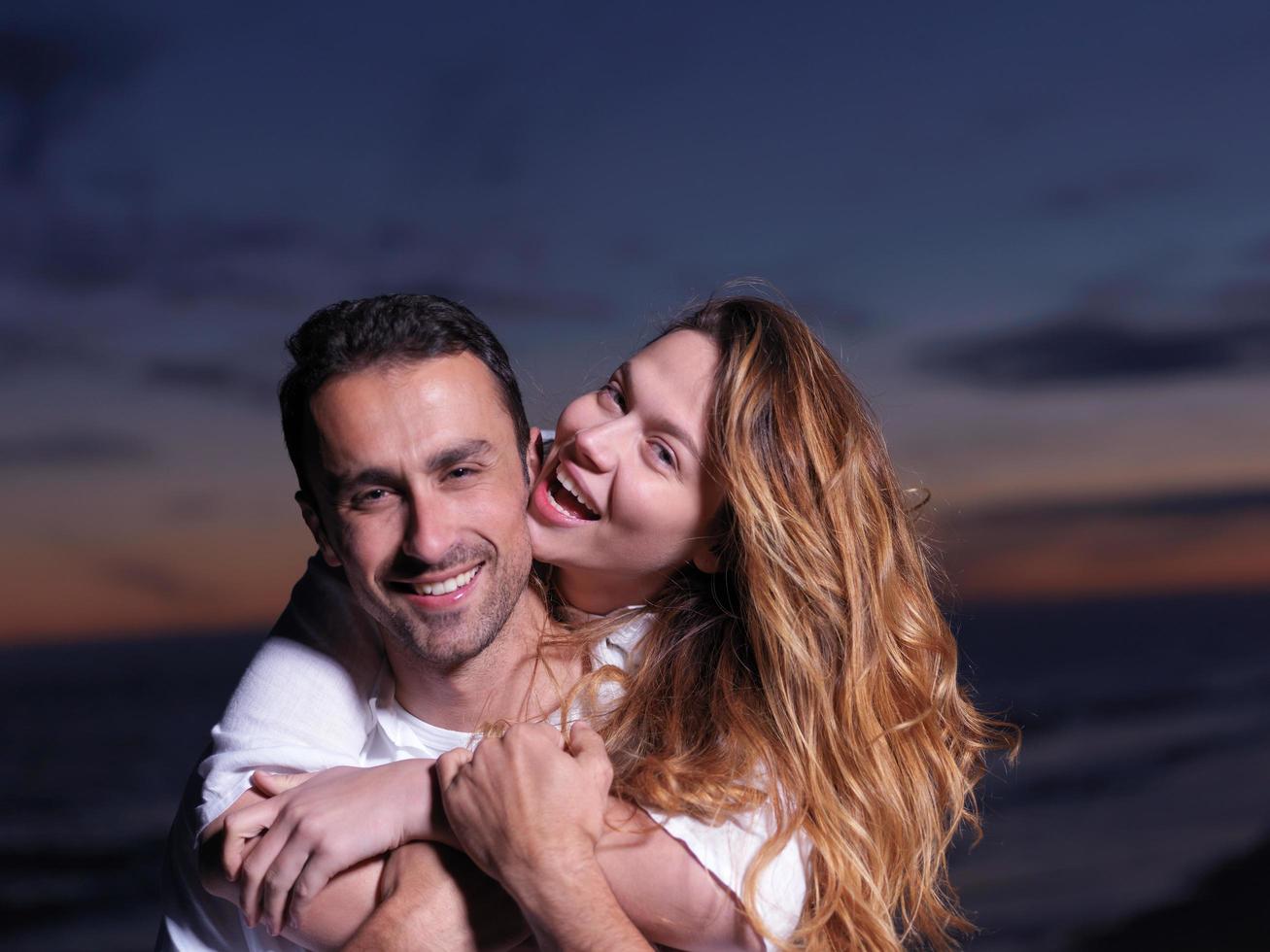 pareja joven en la playa divertirse foto