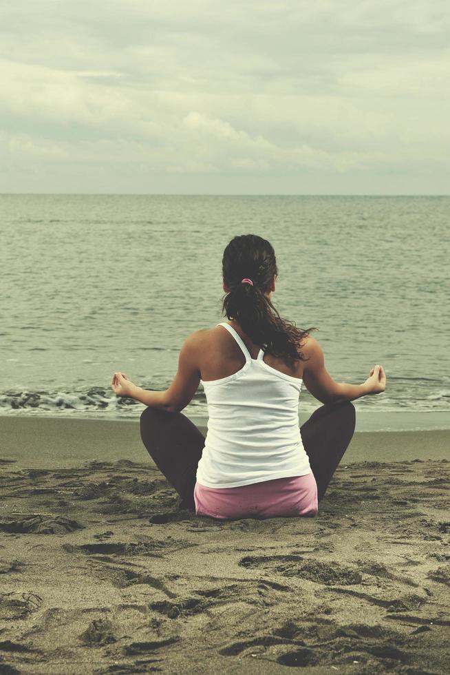 mujer yoga playa foto