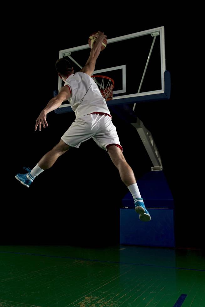 jugador de baloncesto en acción foto