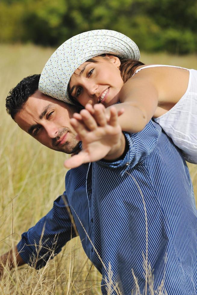 feliz pareja joven tiene tiempo romántico al aire libre foto