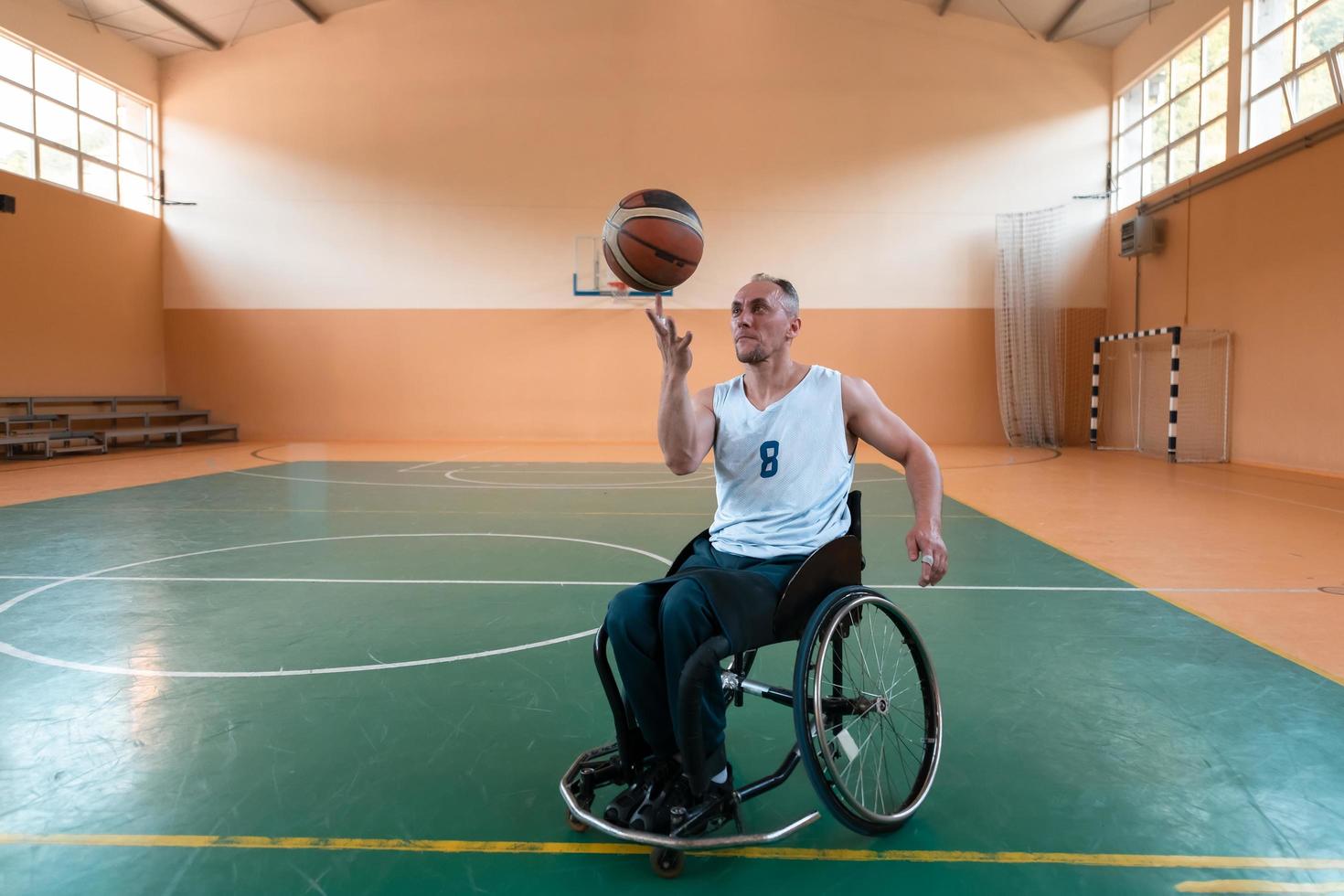 una foto de un veterano de guerra jugando baloncesto en un estadio deportivo moderno. el concepto de deporte para personas con discapacidad