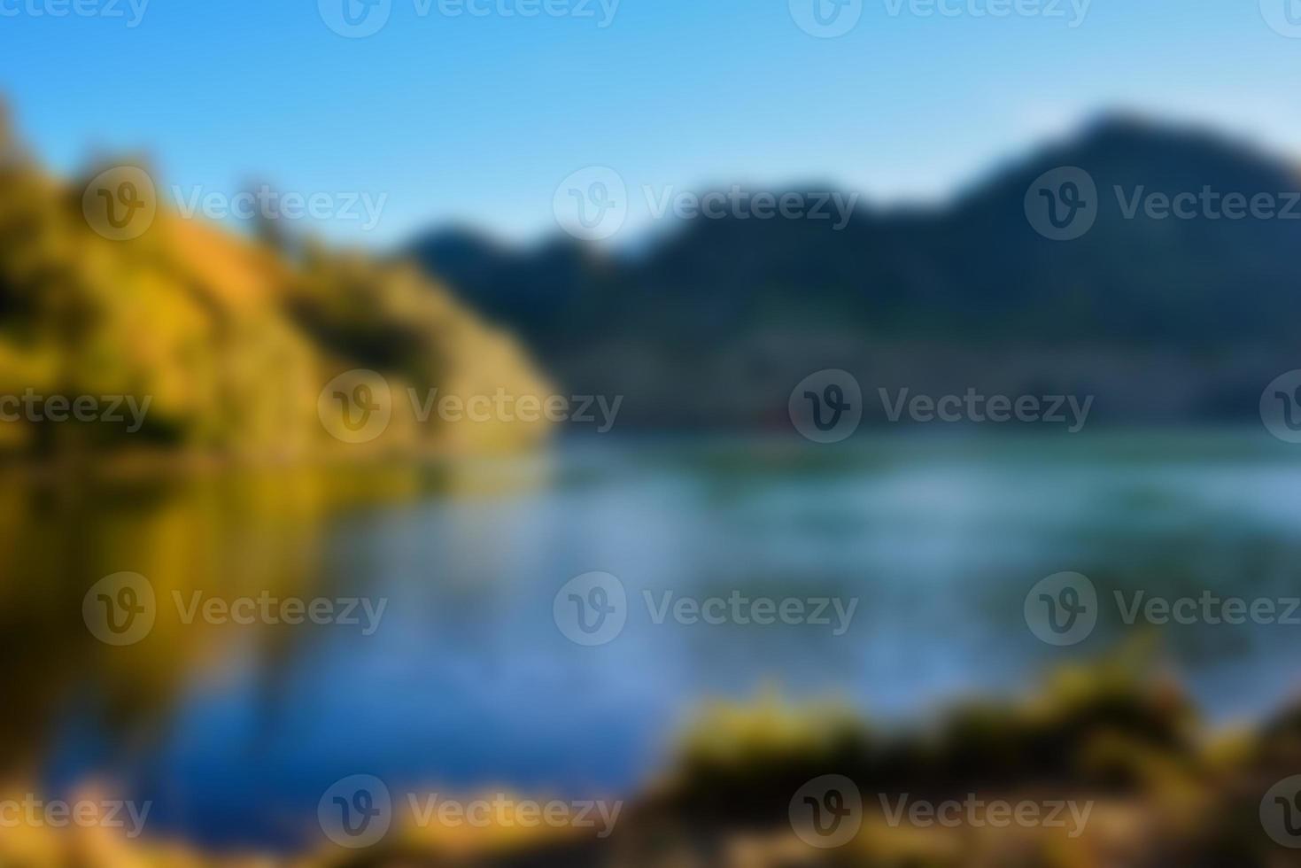 vista borrosa del lago ranu kumbolo, montaña semeru. fondo bokeh en verano, concepto de naturaleza verde foto