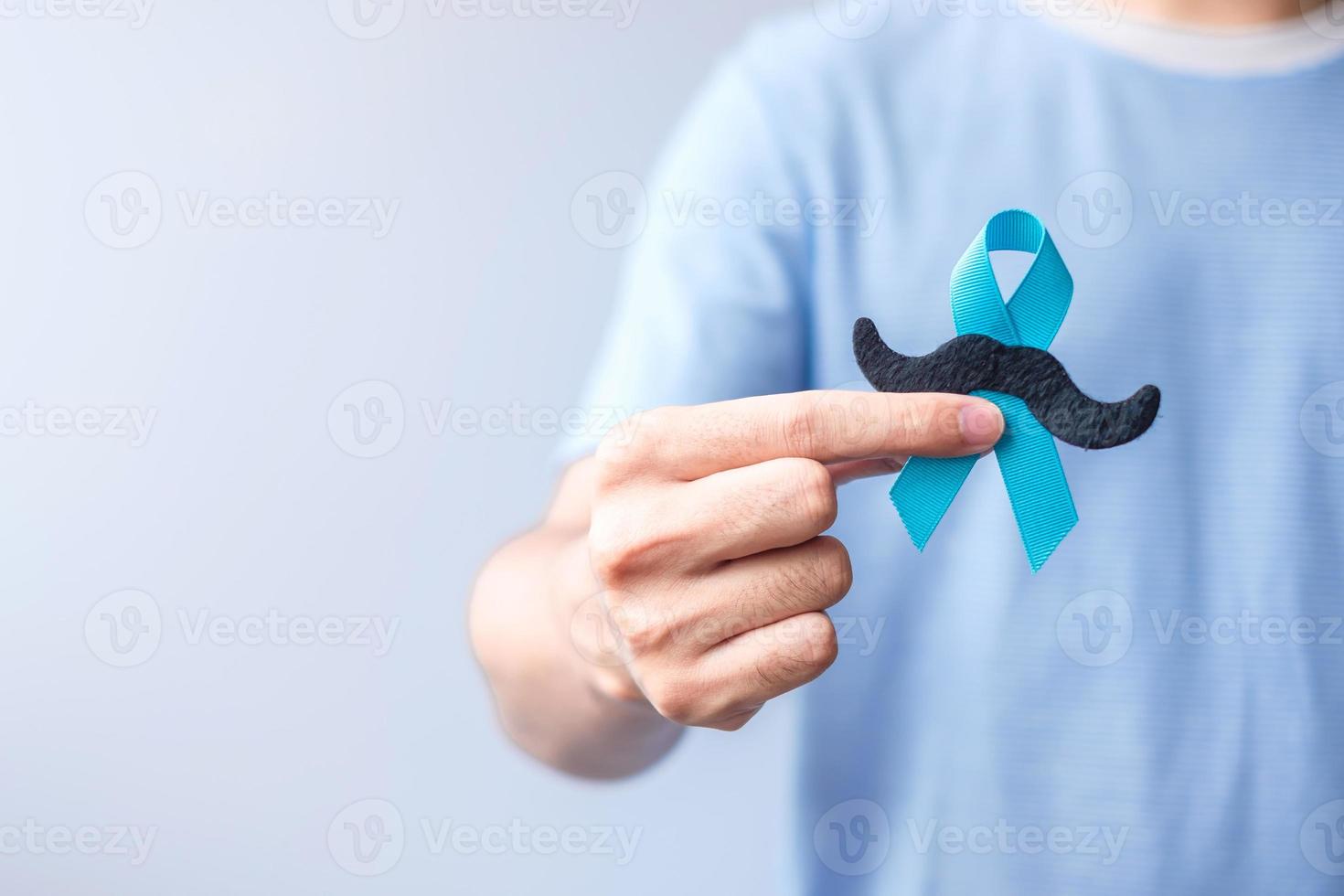 noviembre mes de concientización sobre el cáncer de próstata, cinta azul con bigote para apoyar a las personas que viven y están enfermas. cuidado de la salud, hombres internacionales, padre y concepto del día mundial del cáncer foto