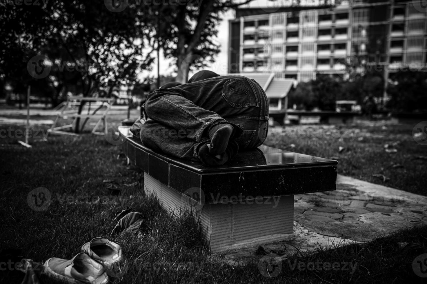 un hombre asiático no tiene hogar en la calle lateral, un extraño tiene que vivir solo en la calle porque no tiene familia. foto