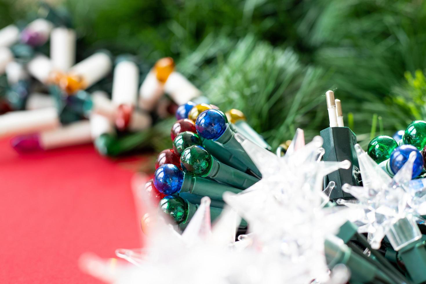 varias decoraciones para el árbol de navidad en un fondo rojo foto