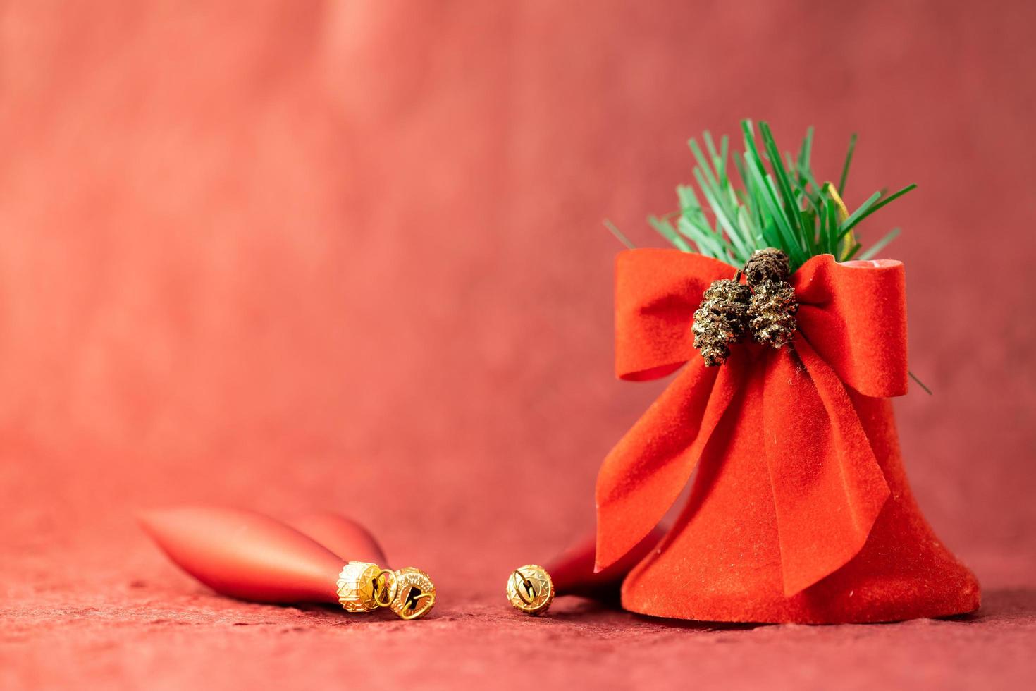 campana de Navidad sobre un fondo rojo. pancarta de navidad foto