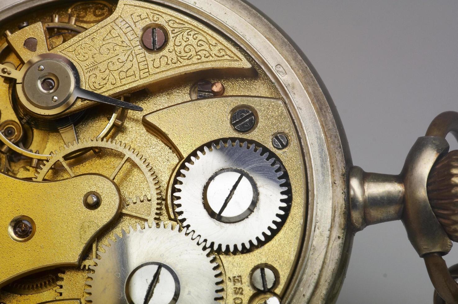 antiguo reloj de bolsillo en detalles foto