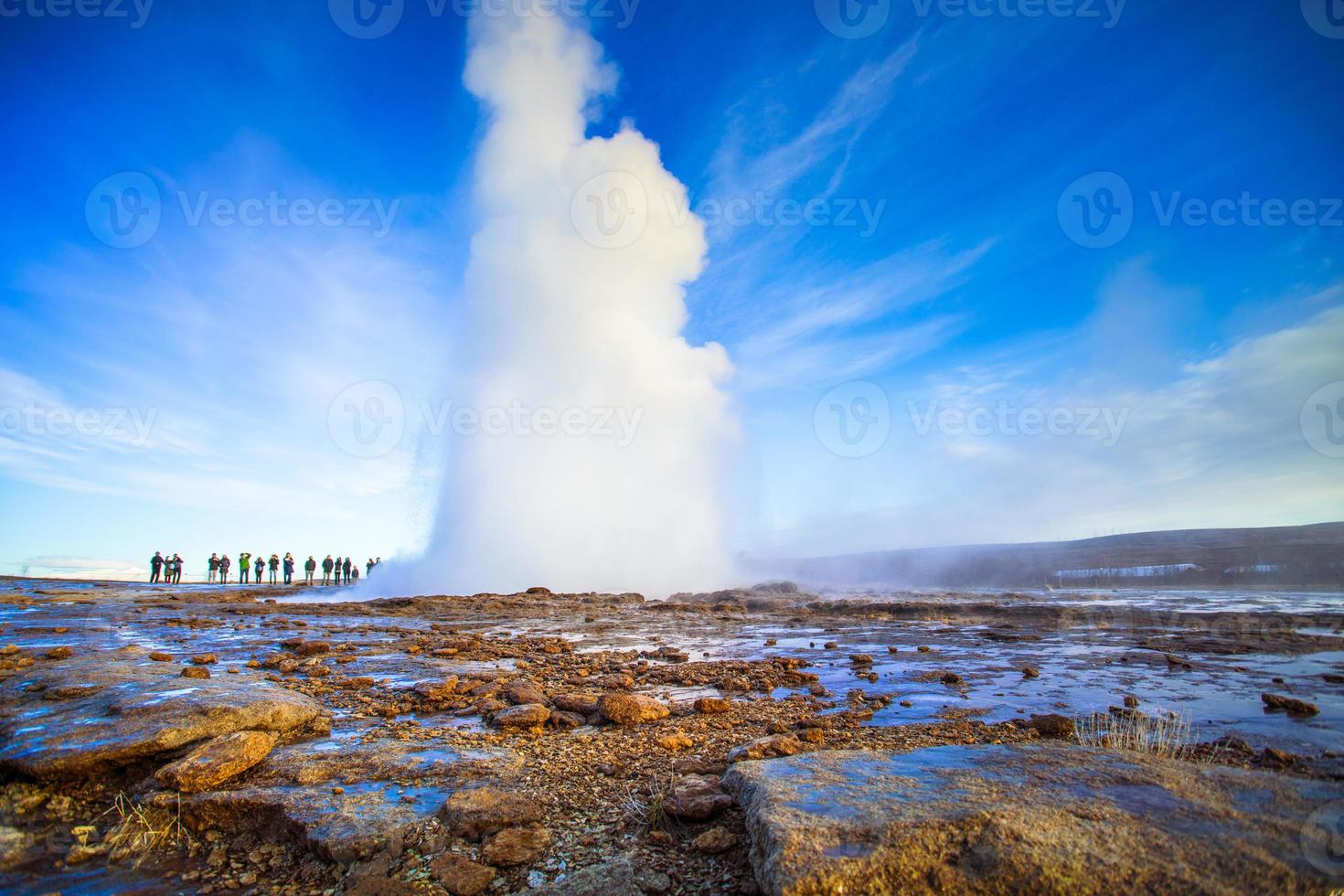 strokkur, uno de los géiseres más famosos ubicado en un área geotérmica junto al río hvita en la parte suroeste de islandia, entra en erupción una vez cada 6-10 minutos foto